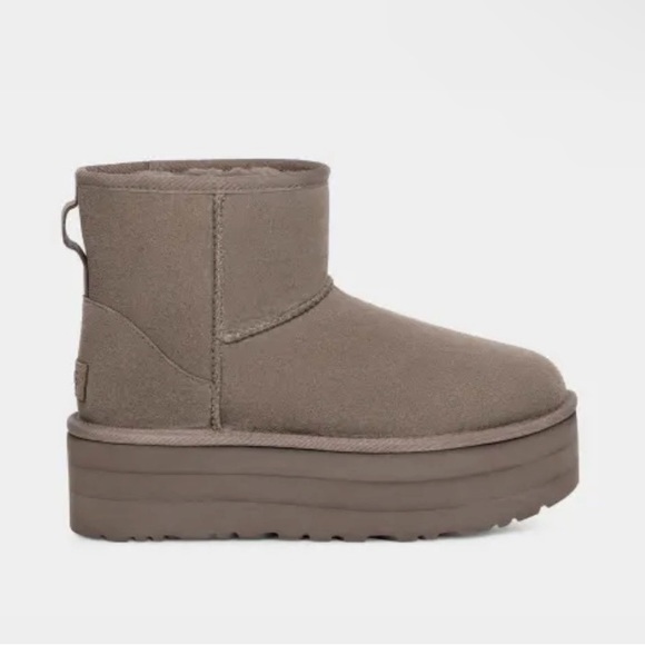 UGG Classic Mini Platform Boots size 9 - Picture 1 of 5